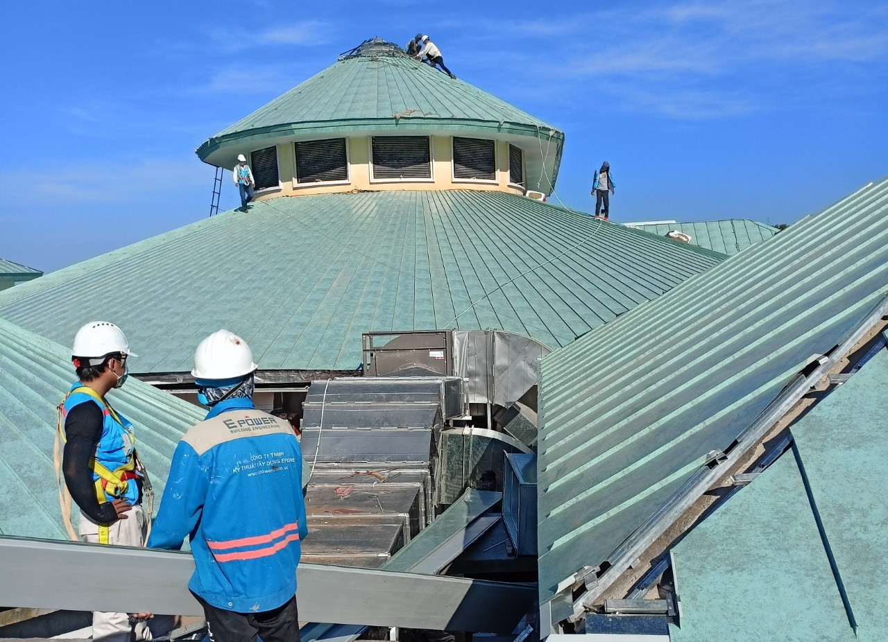 Gấp rút thi công mái lâu đài để đảm bảo tiến độ dự án